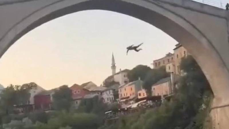 Švicarac skočio sa Starog mosta u Mostaru, a zatim su ga napali ‘spasioci’: ‘Mogao je ubiti djecu’