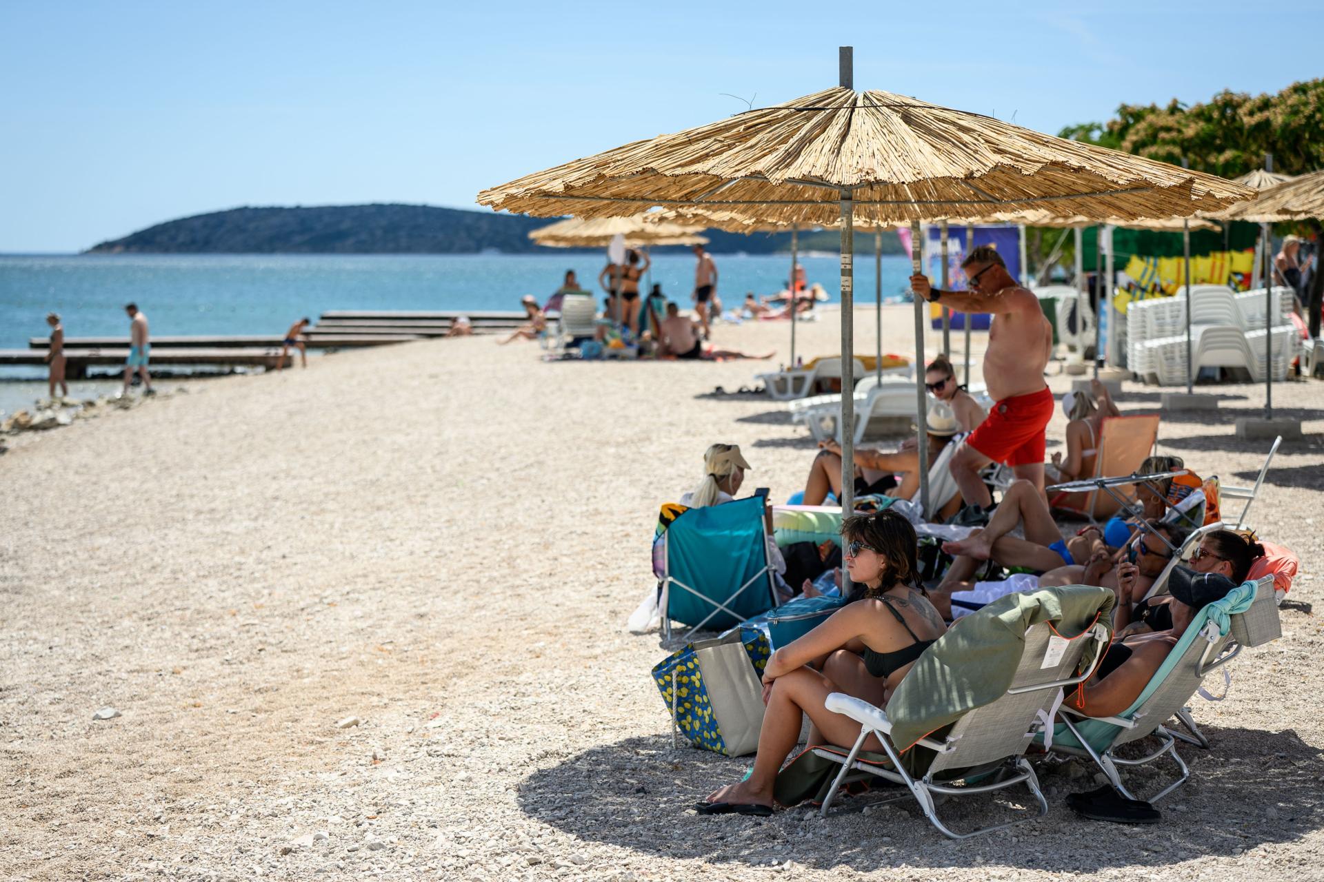 Danas se osvježenje od nesnosnih vrućina tražilo u moru. Jedna od omiljenih plaža među Šibenčanima bila je puna k‘o čep