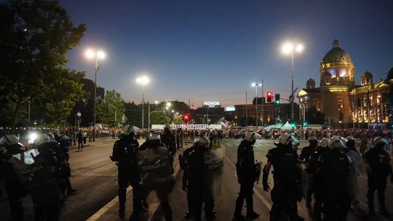 Neredi u Beogradu: Intervencije policije, ima i ozlijeđenih. Neki od prosvjednika gađali policiju