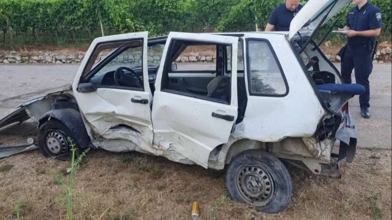U ovaj auto uguralo se 10 ljudi. Većinom maloljetnika. Vozač pijan sletio s ceste na Šipanu…