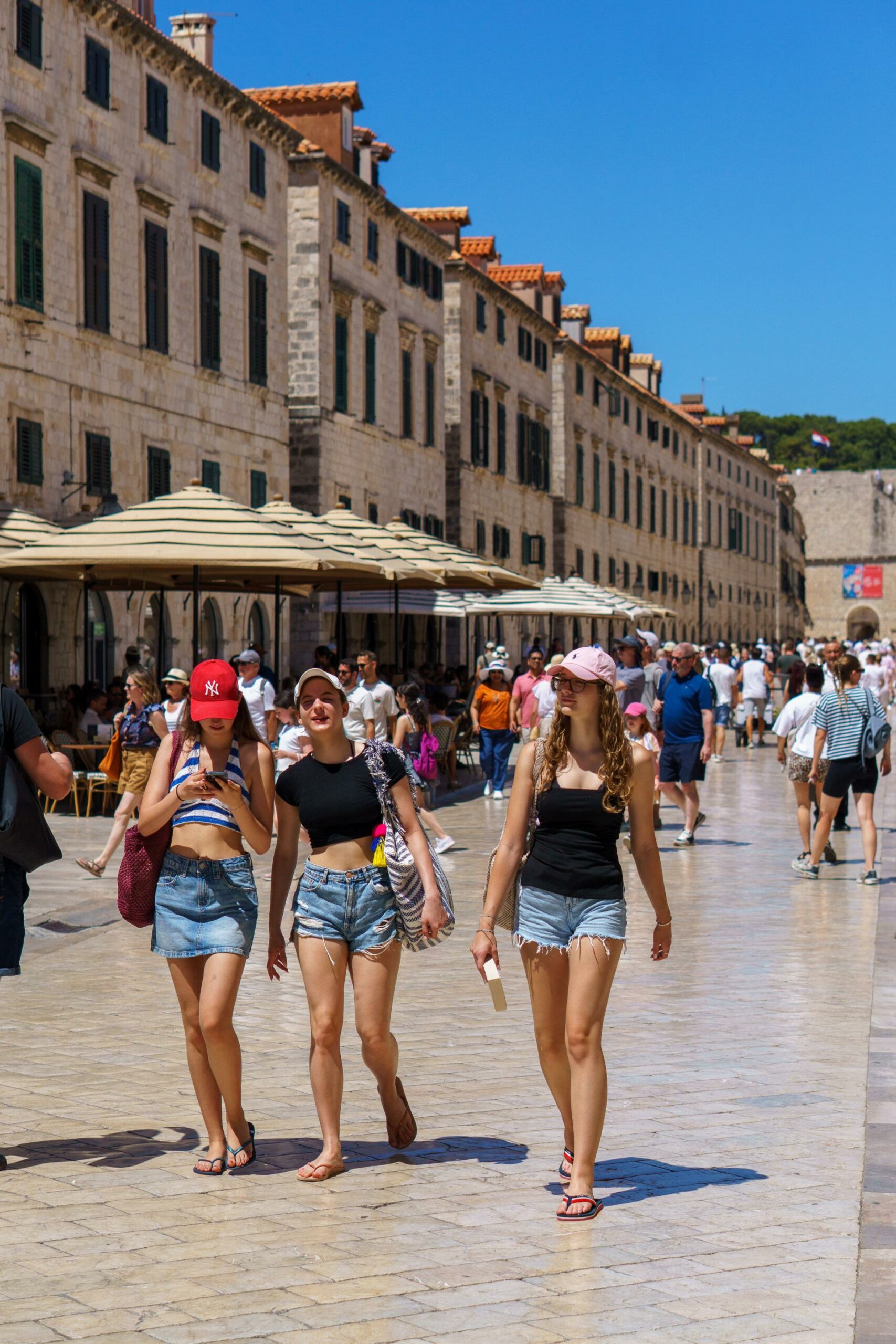 Na Stradunu je prava ljetna nedjelja; drži se hlada, a nosi se lagano i kratko