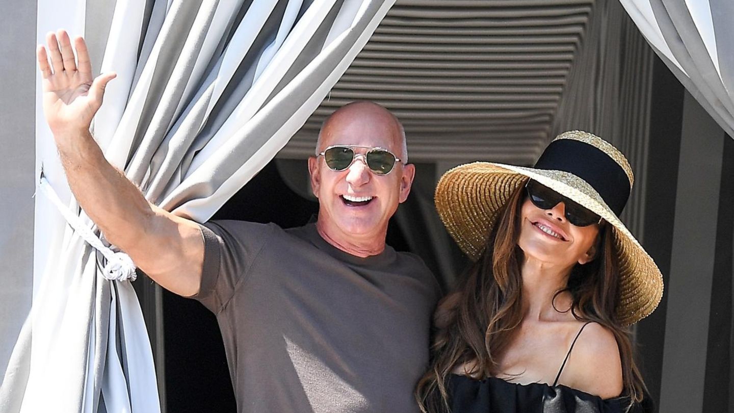 Jeff Bezos + Lauren Sánchez: U tim izgledima slavne osobe napuštaju Italiju