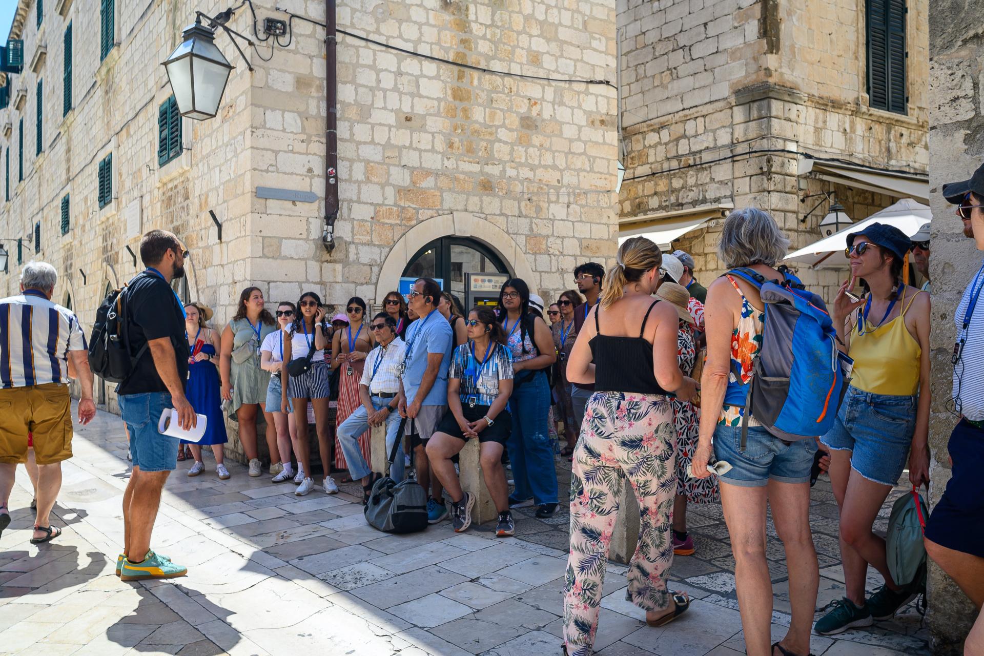 Stradun na plus 35 i ‘kusur‘: u Gradu se tražio kvadrat hlada, u điru ombrele, lepeze, boce vode..