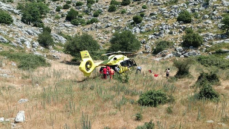 FOTO Hitna akcija na Biokovu: Helikopterom spašavali čovjeka sa slomljenom bedrenom kosti