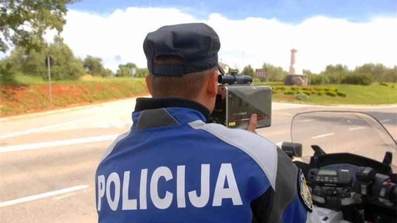 Šveđanin divljao na A1, vozio je čak 249 kilometara na sat! Izvukao se sa 660  eura kazne…
