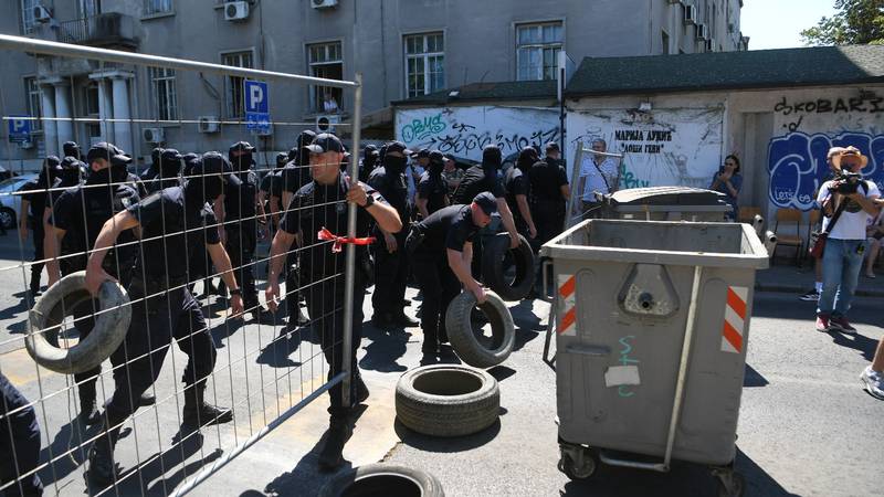 Nastavljaju se blokade po Srbiji, policija uklanja barikade:  SNS prostorije zatrpane smećem…