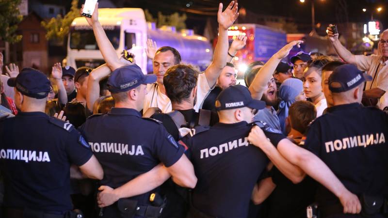 FOTO Blokade i prosvjedi po cijeloj Srbiji. Došlo i do sukoba s policijom: Nećete nas zaustaviti