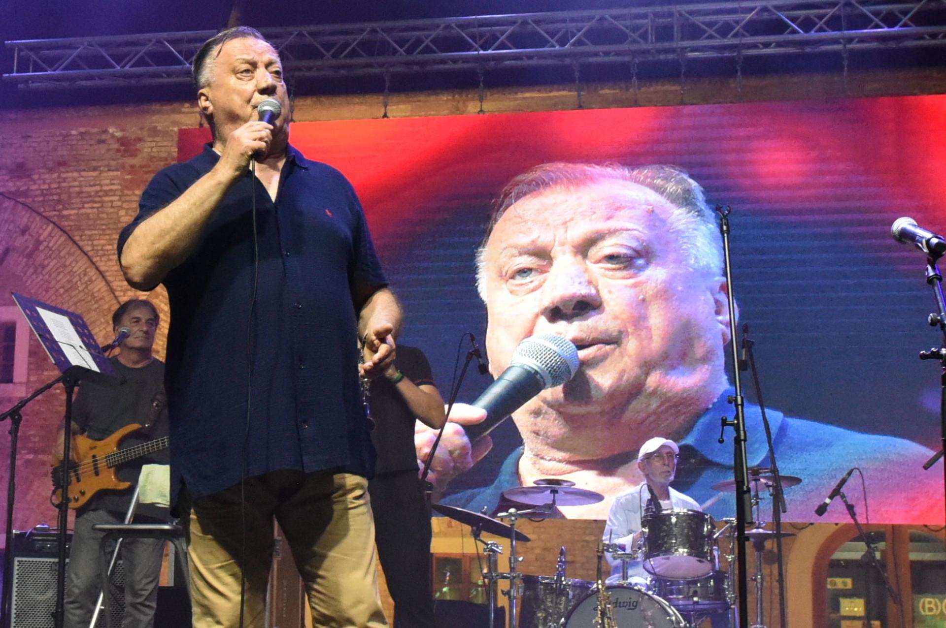 Halid Bešlić teži milijune eura, ali nije ih zaradio samo pjevajući! Nova fotografija svjedoči gdje pjevač vrti pare