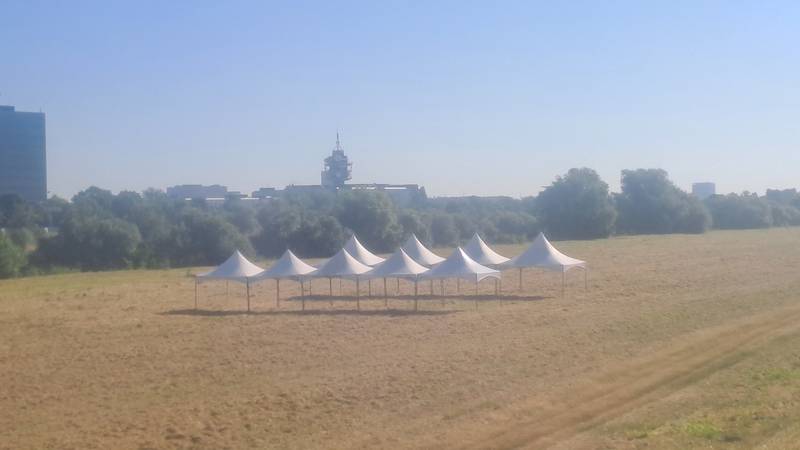 Ovo je niknulo kod nasipa za koncert. Na karti piše toalet. Izgleda li vam ovo kao WC?