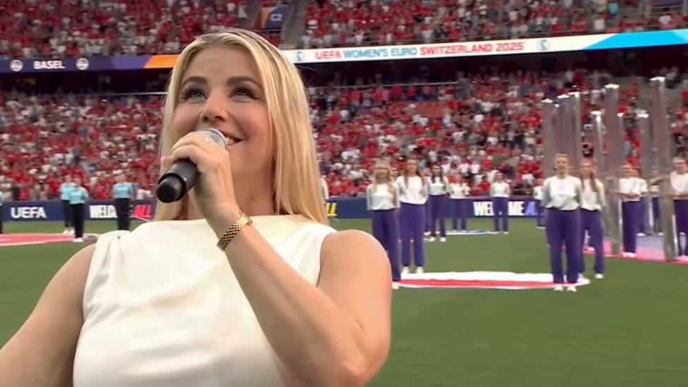 Goosebumps trenutak na stadionu: Beatrice Egli pjeva švicarsku himnu