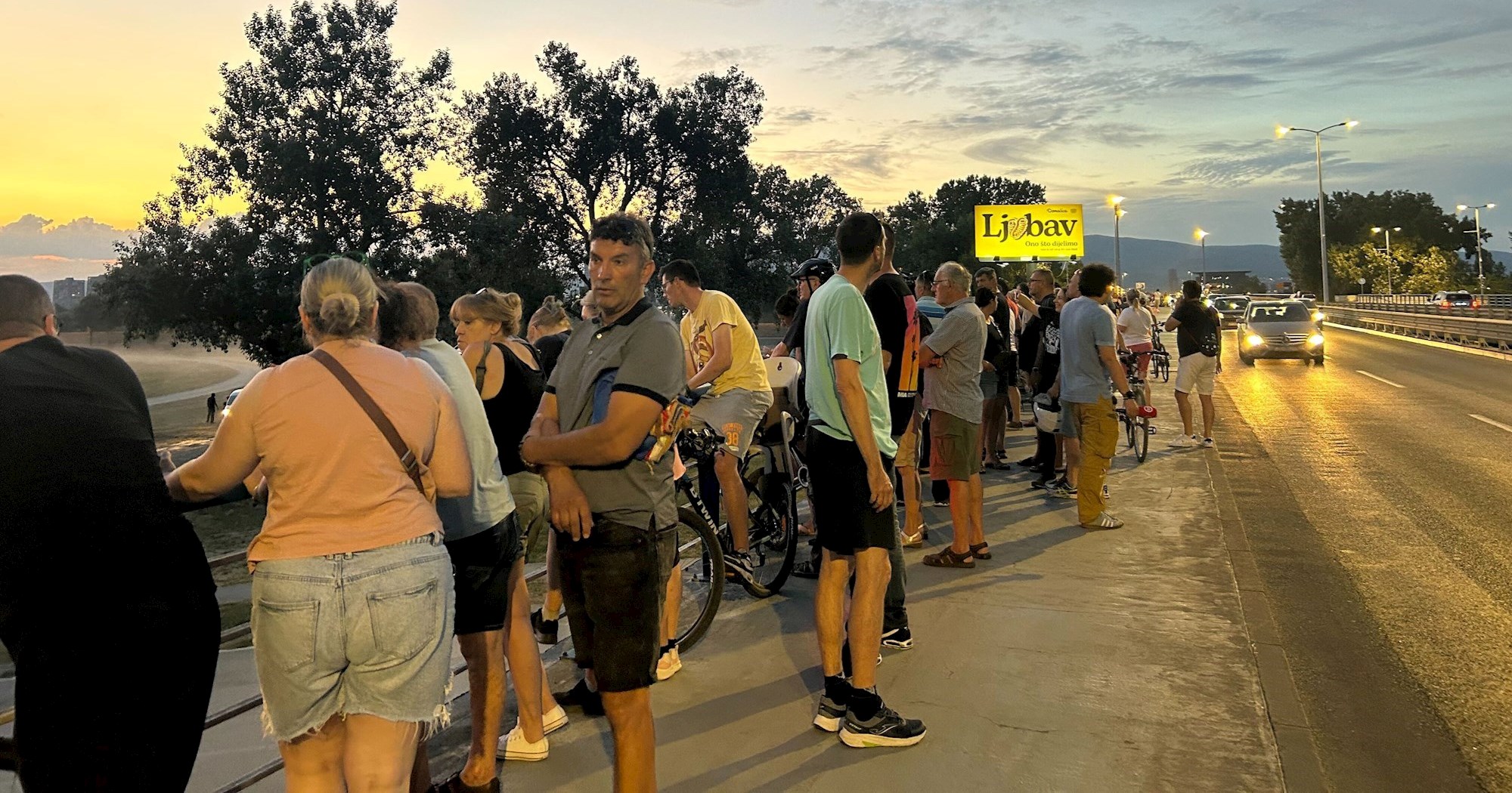 Gomila ljudi na Mostu slobode zbog Thompsonove tonske probe
