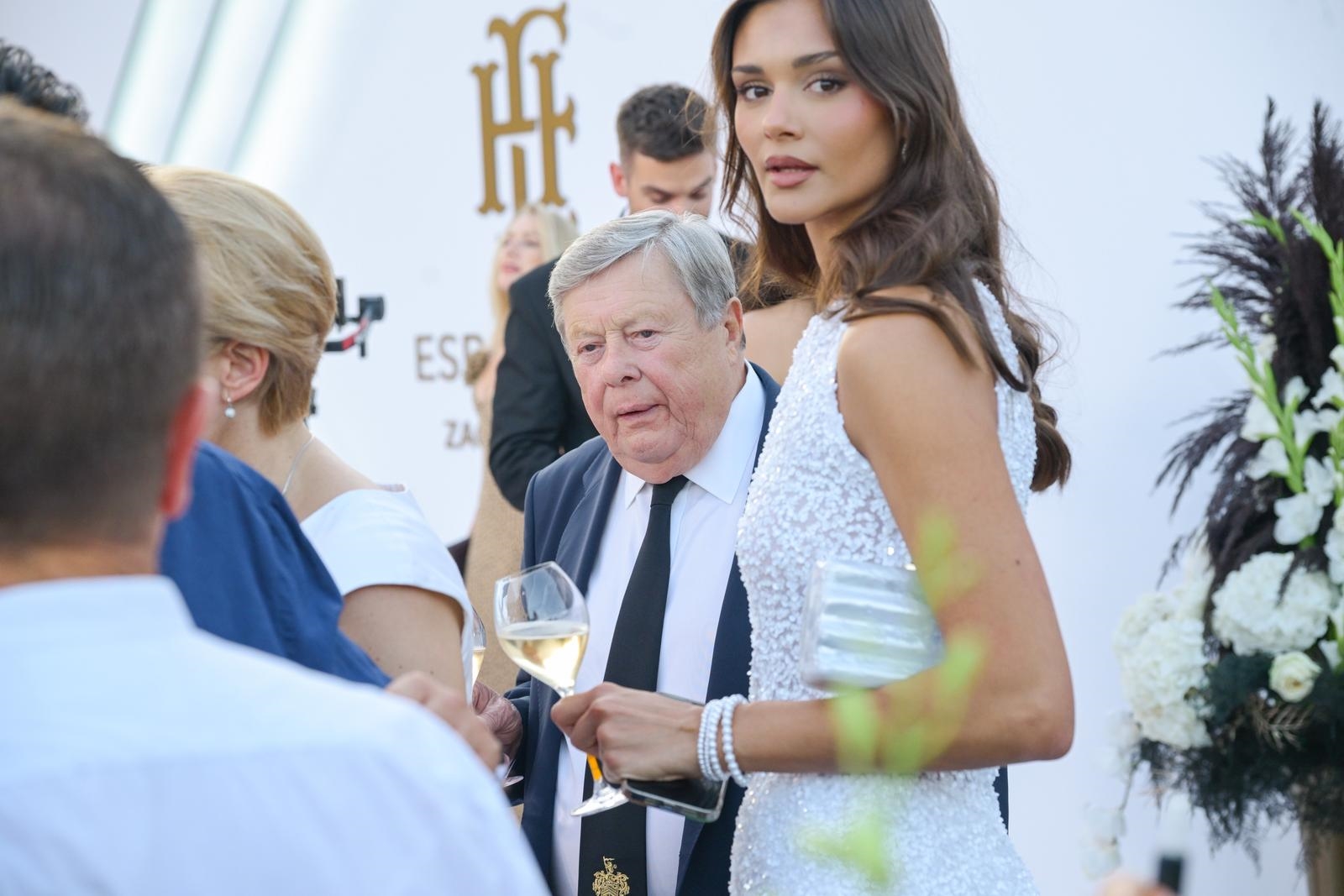 Otac Melanije Trump pojavio se na proslavi 100. rođendana hotela Esplanade