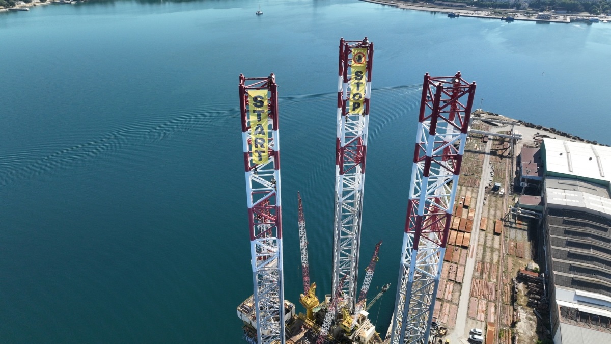 Aktivisti Greenpeacea popeli se na 135 metara visoke tornjeve platforme u Puli