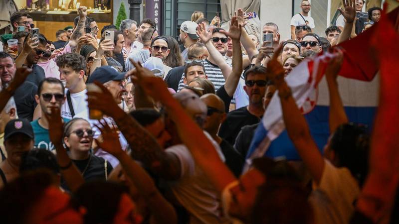 VIDEO Thompsonove pjesme ore se centrom Zagreba: Pogledajte atmosferu uoči velikog koncerta