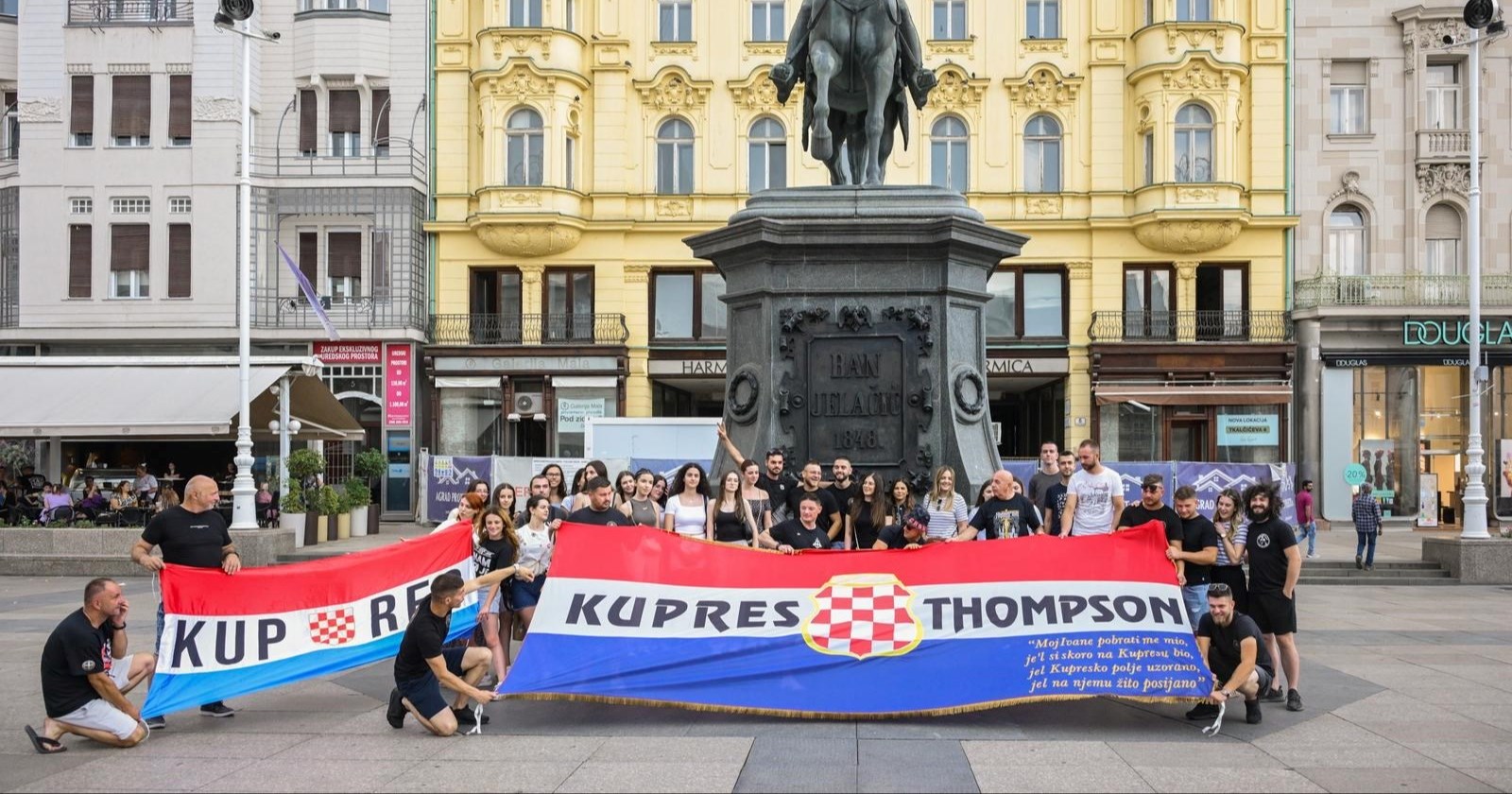 Ekipa s Kupresa ispod kipa bana Jelačića pozirale s ogromnom zastavom