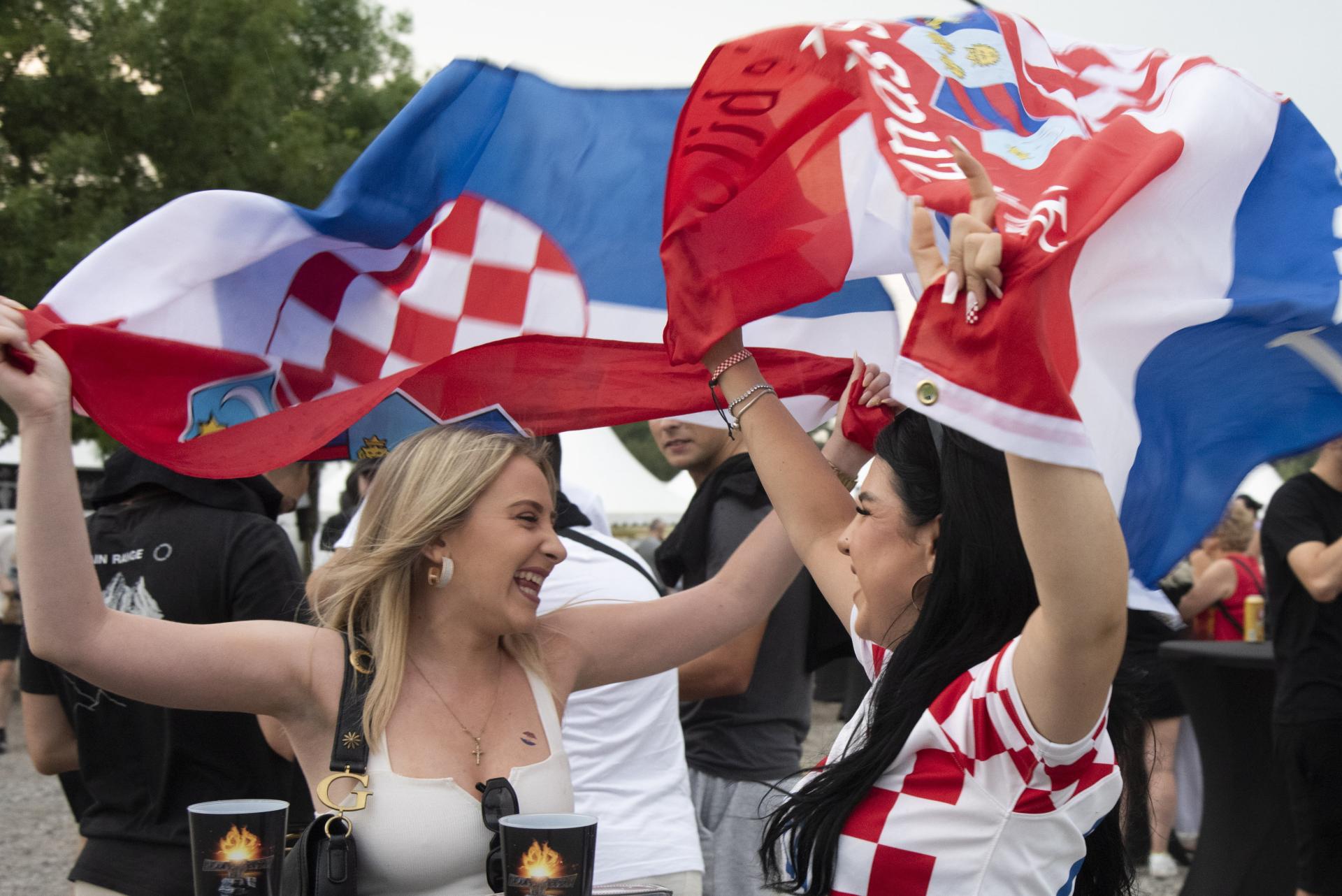 U središtu Zagreba vijori drniška zastava, ore se ‘Geni kameni‘, a čuju se nažalost i ustaške budnice