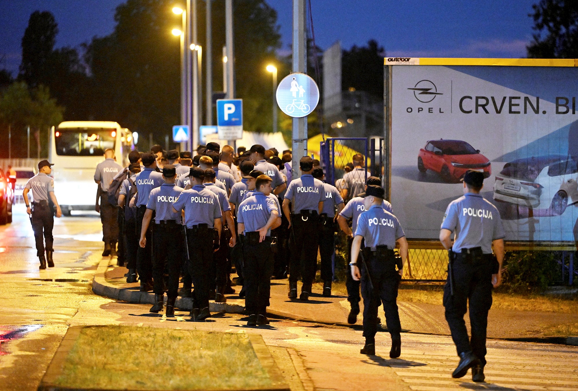 FOTO Busevi dovezli na desetke policajaca na Hipodrom