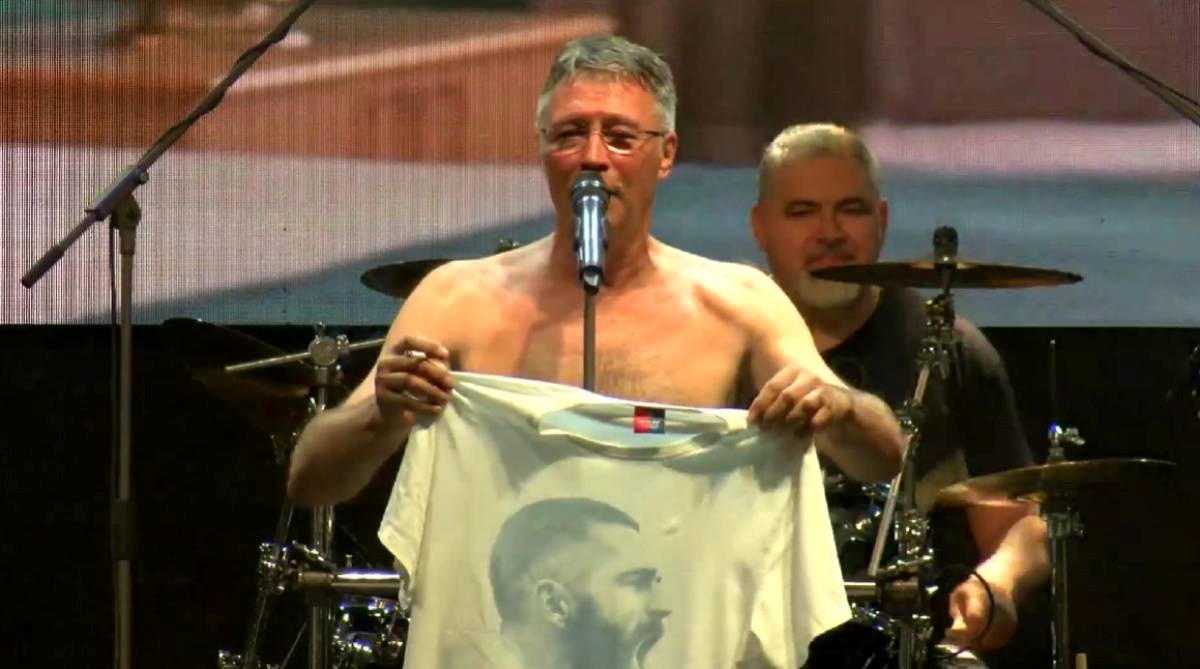 Hari Rončević ljubio majicu s likom Livaje na koncertu: “Obožavam ga, nije me sram”