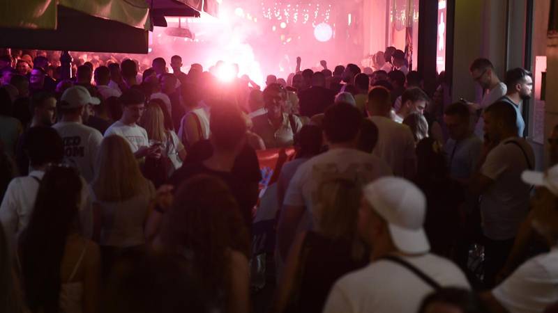 FOTO Evo kako je izgledao party zagrijavanja za Thompsonove fanove: Feštali i pjevali do zore