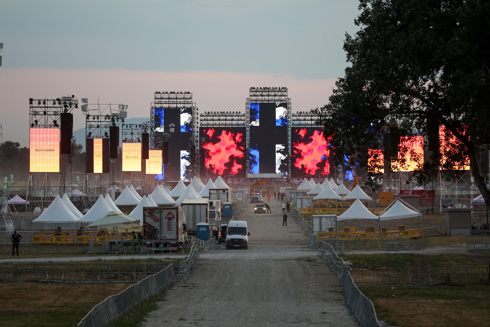 Danas je Thompsonov koncert. Puni busevi idu za Zagreb, centar sinoć bio krcat