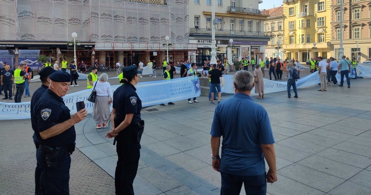 VIDEO Klečavci na glavnom trgu u Zagrebu. Molili za koncert i da ne padne ni kap kiše