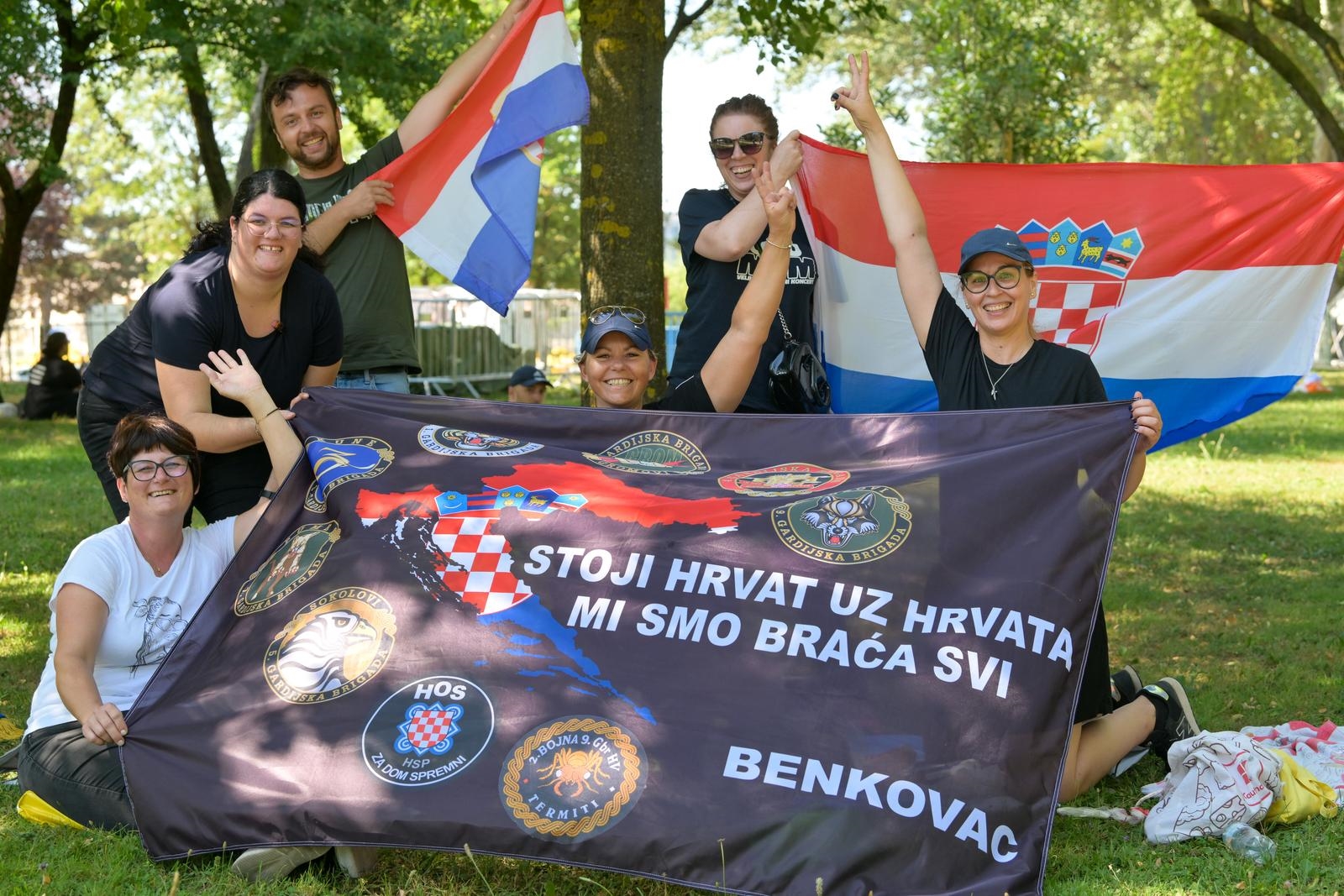 VIDEO Puni se fan zona na Bundeku, sve je puno zastava