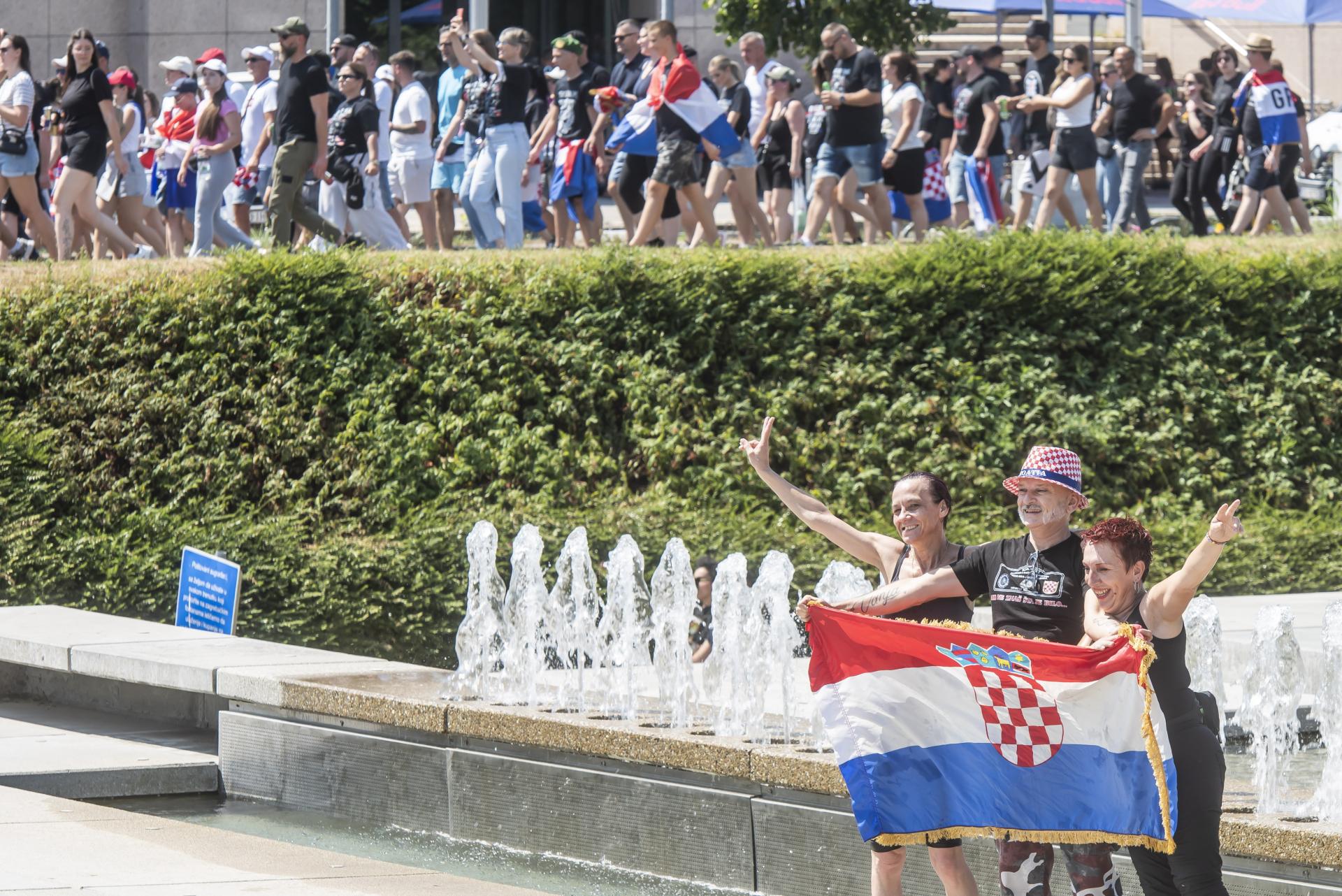 Teška ludnica na Bundeku, a što će tek biti za koji sat! Pored ovakve publike, Thompsonu definitivno ne treba predgrupa