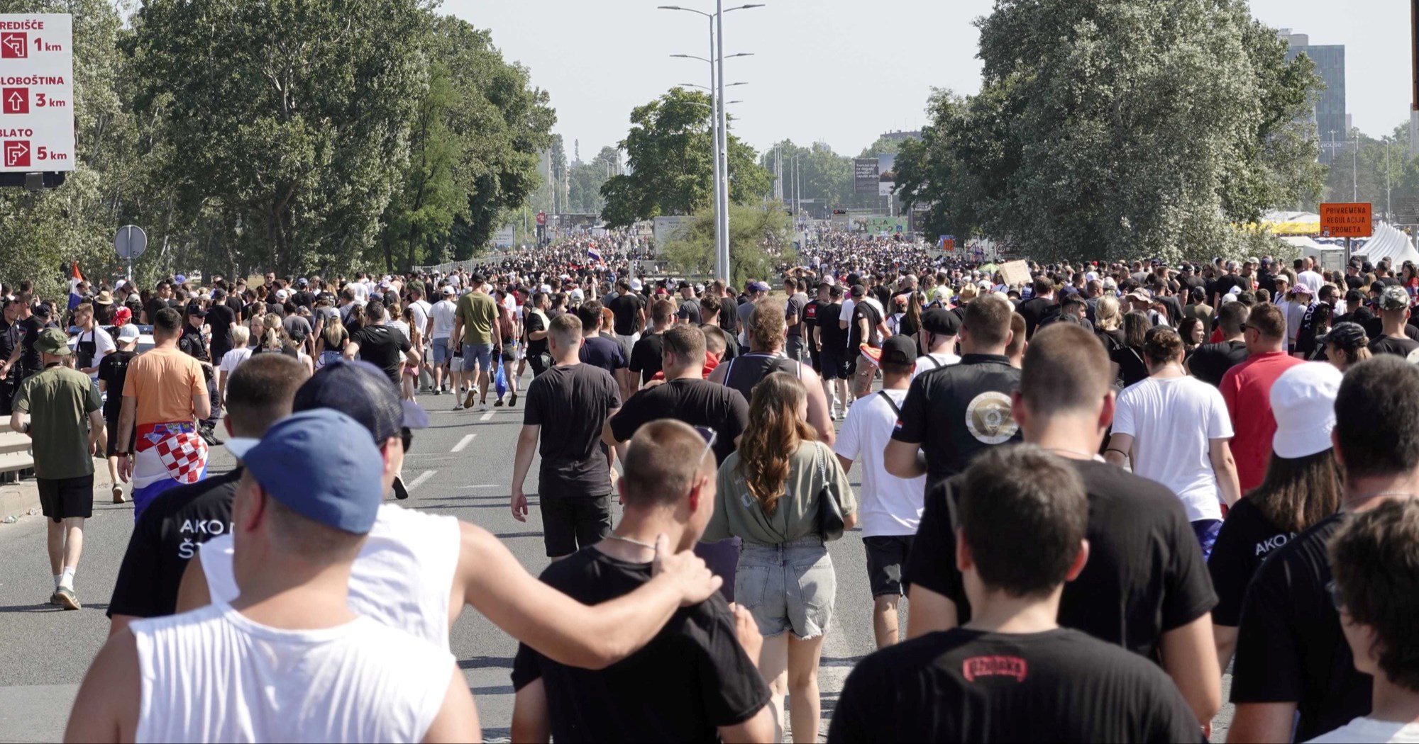 Rijeke ljudi sa svih strana idu prema Hipodromu, gužve oko Malla, na Mostu slobode…