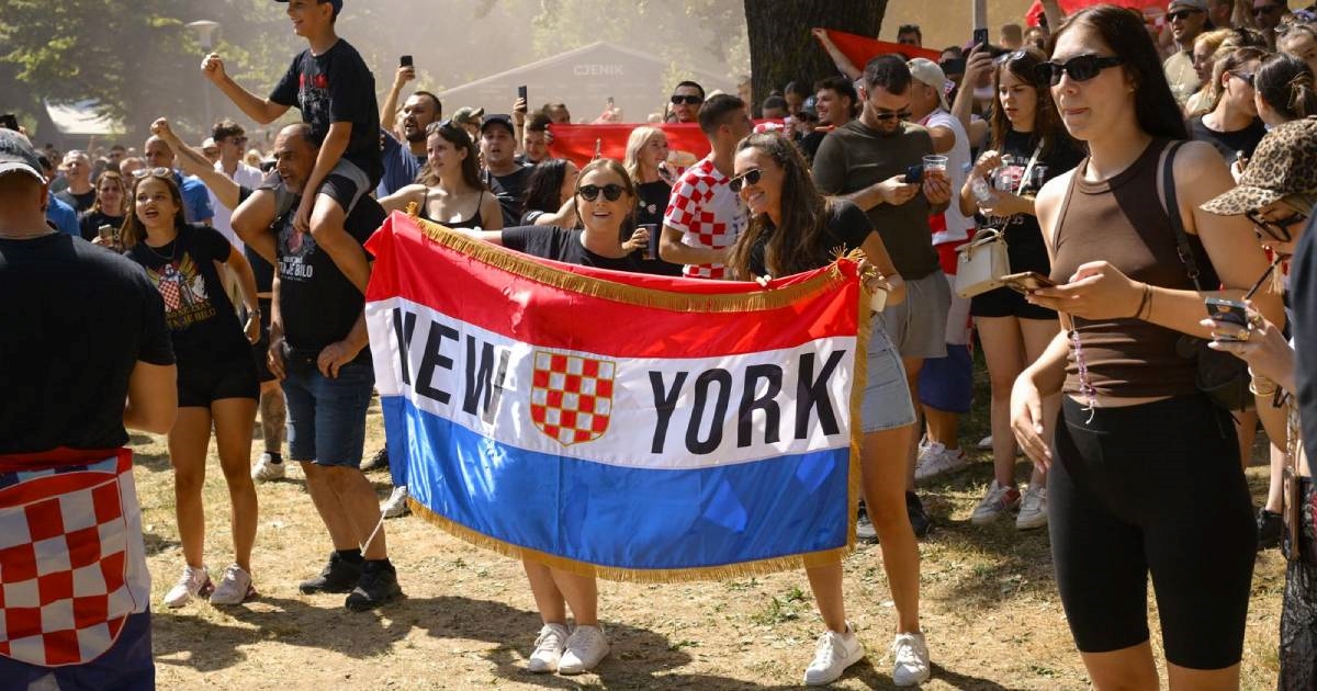 FOTO Djevojke sa zastavom na kojoj piše New York privukle pažnju na Bundeku