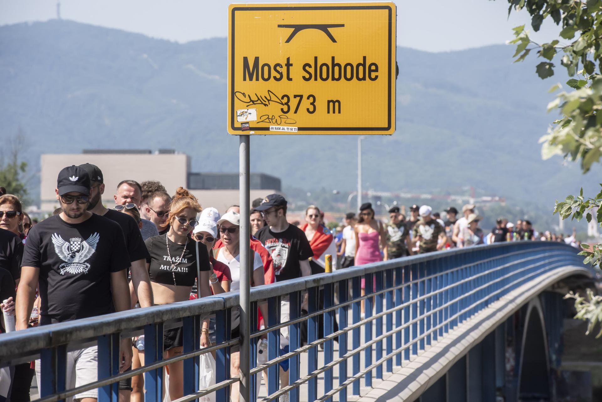 Zahuktava se atmosfera na Bundeku, rijeke ljudi prelaze Most slobode; Snimljeni snajperisti na krovu