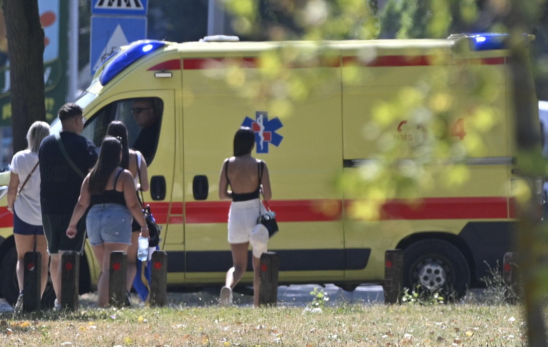 VIDEO Dramatične scene na Bundeku! Vozilo Hitne pomoći strovalilo se prema jezeru, posjetitelji ga spasili u zadnji čas