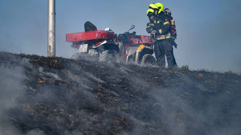 SRAMOTA Netko je bakljama zapalio travu na nasipu kraj Bundeka pa pobjegao u masu