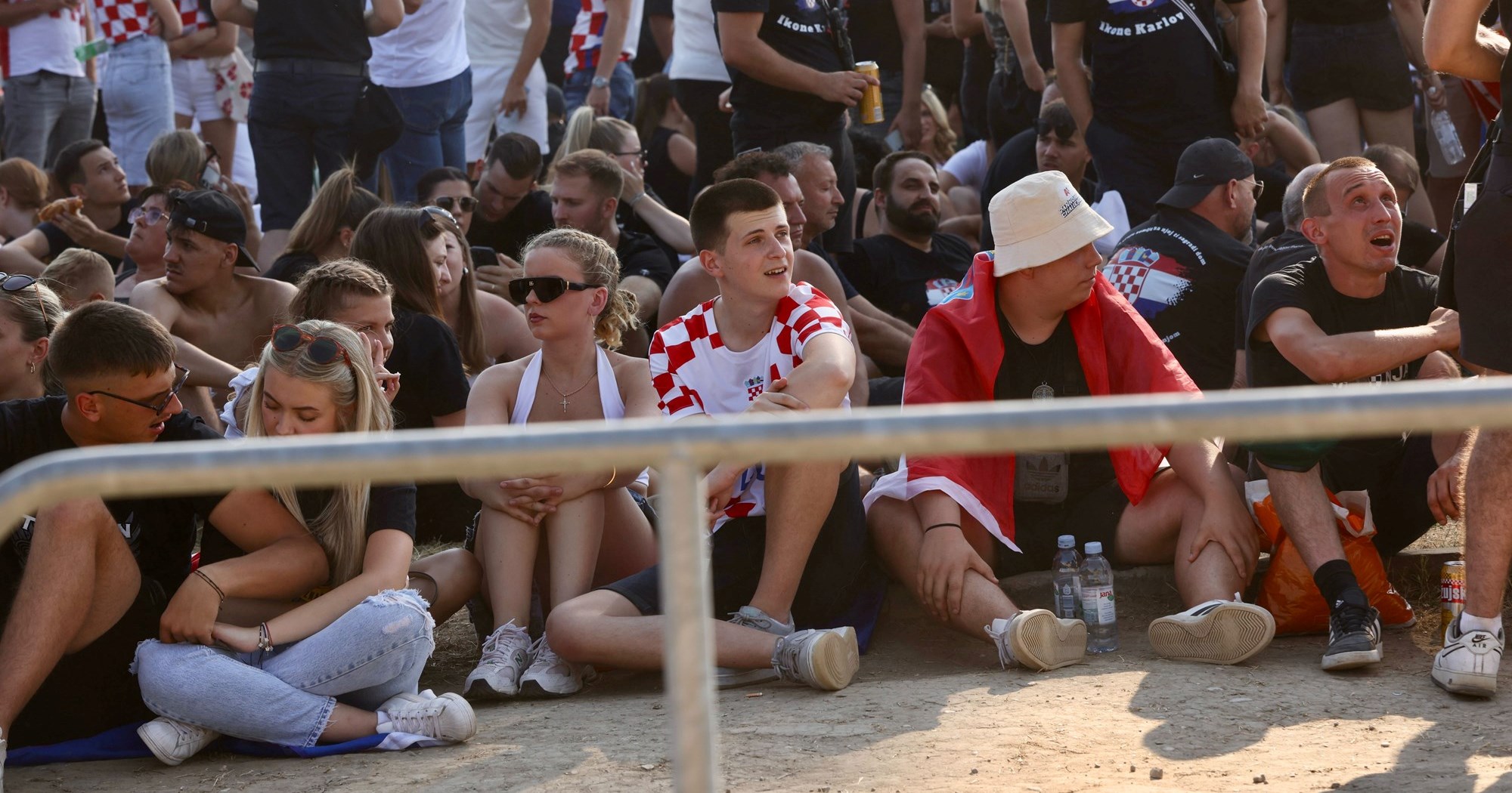 Ogromne gužve oko Hipodroma, čep kod VIP ulaza. Thompson snimljen u crnom kombiju