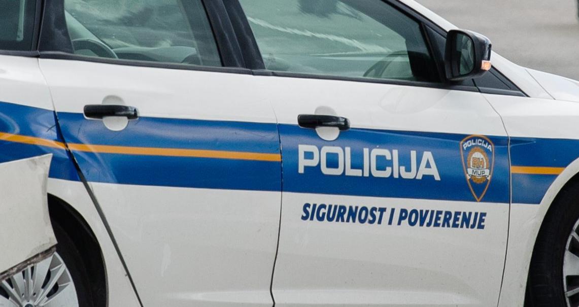 Kamenom na policijska vozila: uništena su prednja vjetrobranska stakla, traga se za počiniteljem