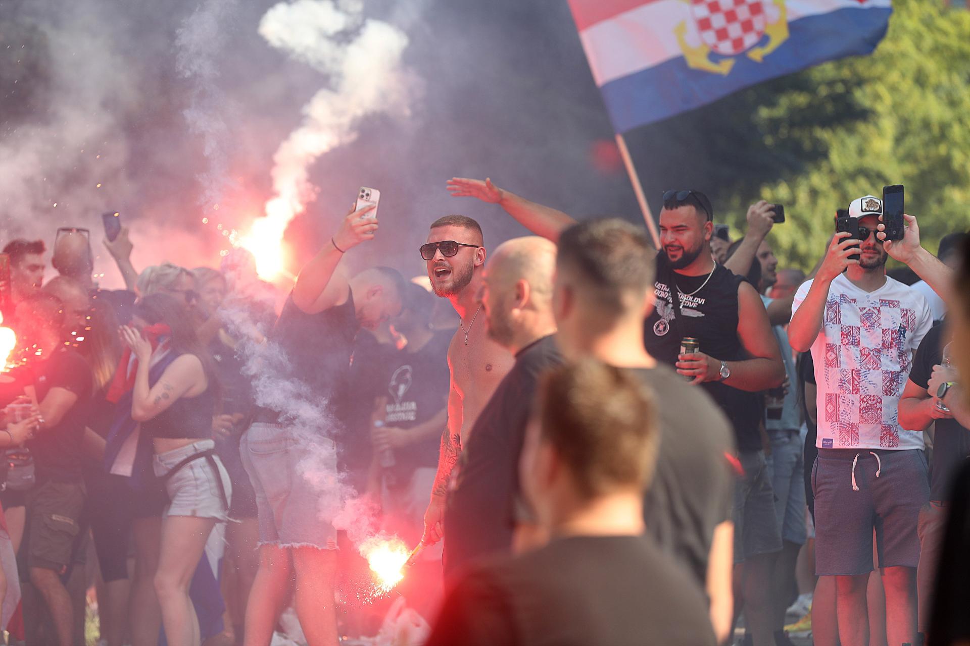 Nema Škore, ali s njim je drugi poznati kum! Pogledajte kako Thompson ozareno dolazi na koncert za pola milijuna ljudi