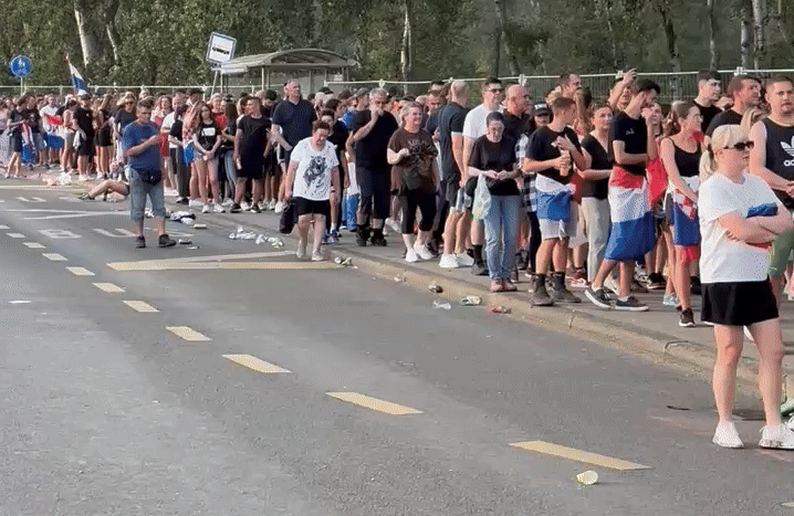 Kaos na ulazima; Kilometarski redovi, dijete se srušilo: ‘Nadam se da neće početi prije 10, jer prije toga neću ući…‘