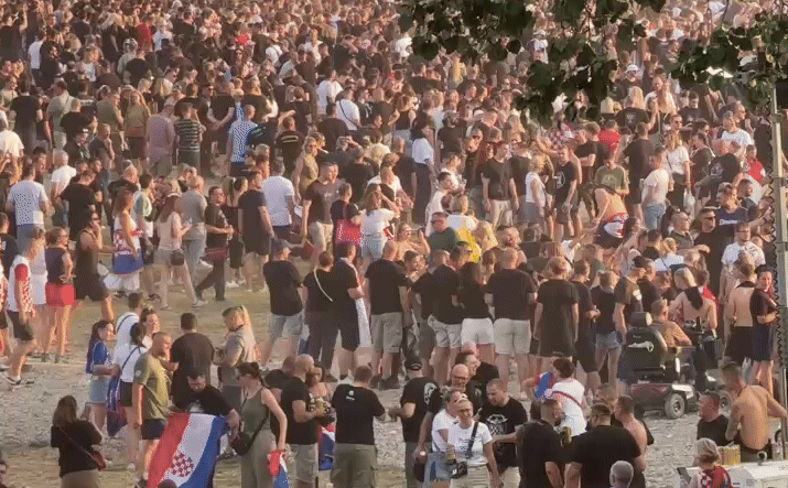 Kaos na ulazima, čuje se mnoštvo sirena; Thompson stigao na Hipodromu, otkriveno tko će mu biti poseban gost