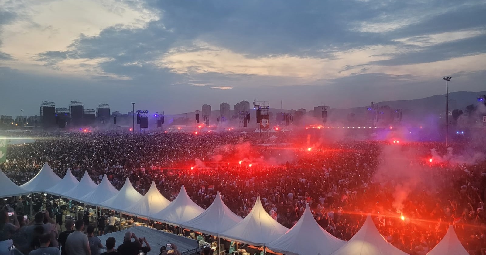 Počeo je Thompsonov koncert na Hipodromu. Baklje su posvuda