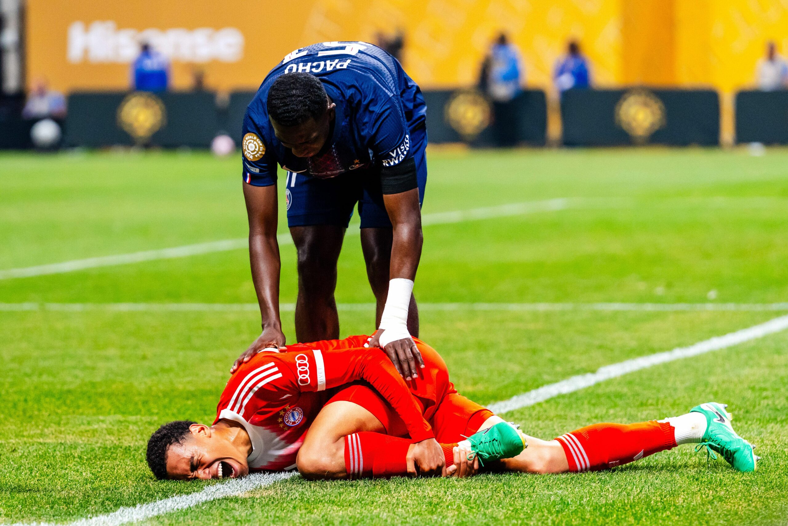Ozbiljno ozlijeđen, Jamal Musiala je izašao na nosilima protiv PSG -a