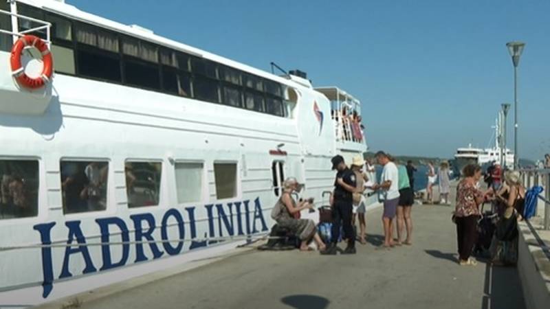 Ljuti stanovnici Zlarina i Prvića blokirali Jadrolinijin brod: ‘Zar za otočane nema mjesta?’