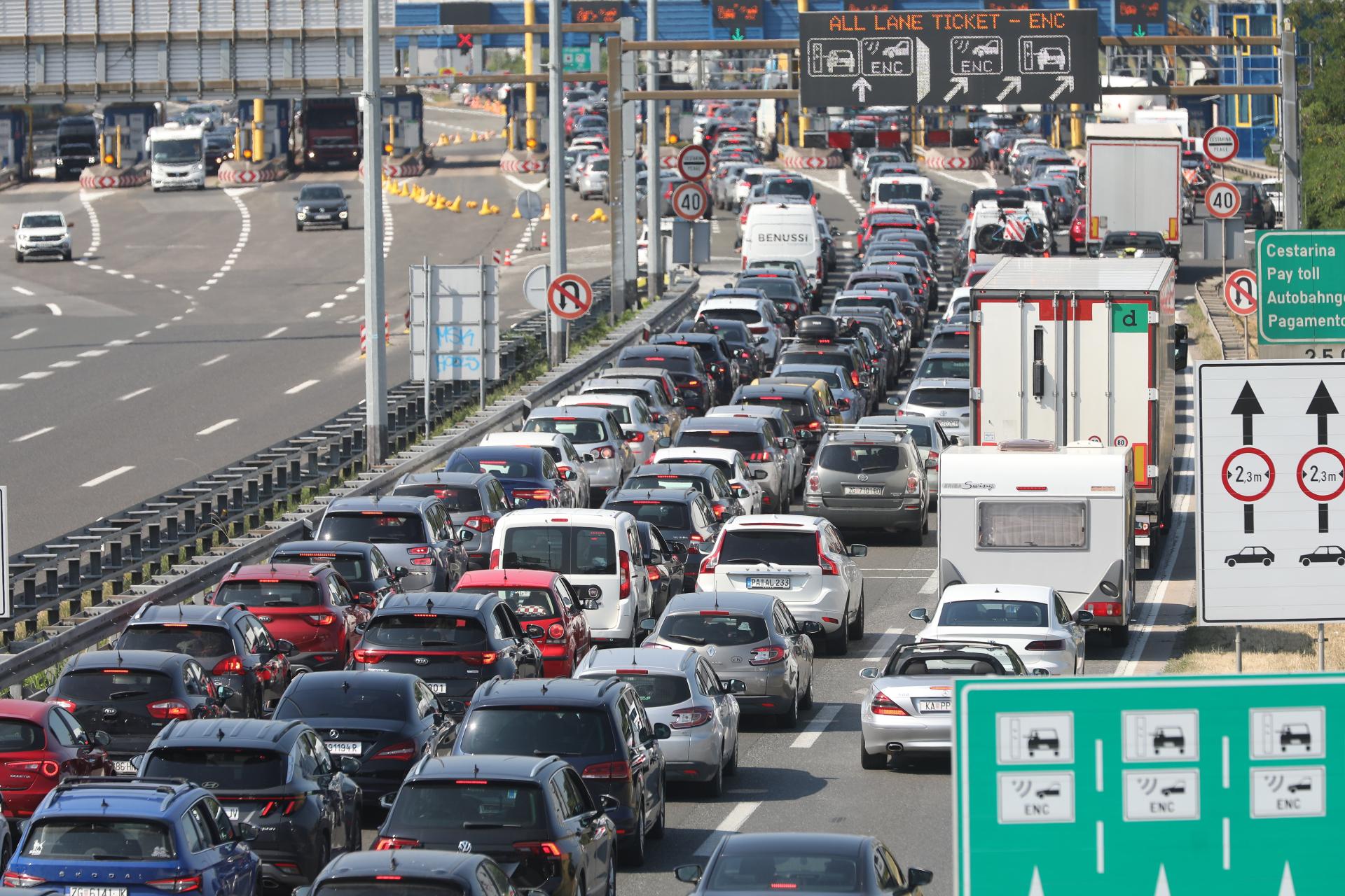 Krenule gužve na autocestama: na Lučkom u smjeru Splita kolona duga tri kilometra, vozi se usporeno