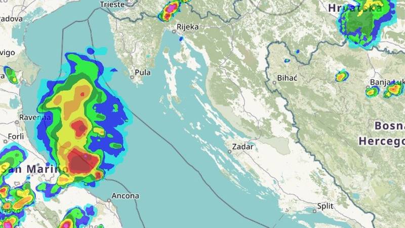 Ide oluja! Nevrijeme je stiglo pred Istru. Upalili crveni alarm