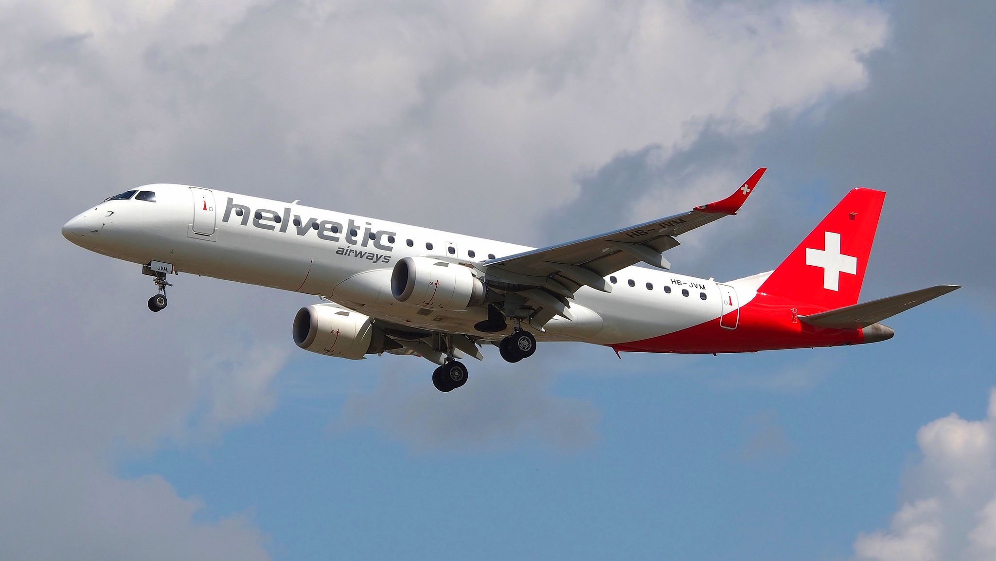 Avion Helvetic Airways udario je ptičja ptica