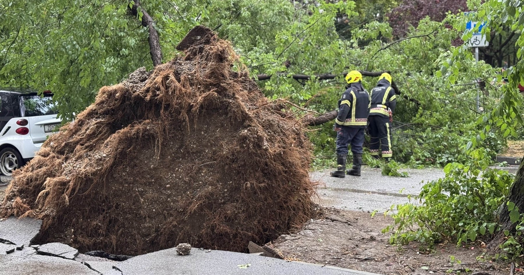 Snažno nevrijeme u Zagrebu, pijavice u Istri. Oluja u Slavoniji, izdan crveni alarm