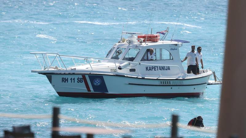 Zapalila se jedrilica kod Žuta, kod otoka Ravan spasili devet ljudi  s prevrnutog katamarana