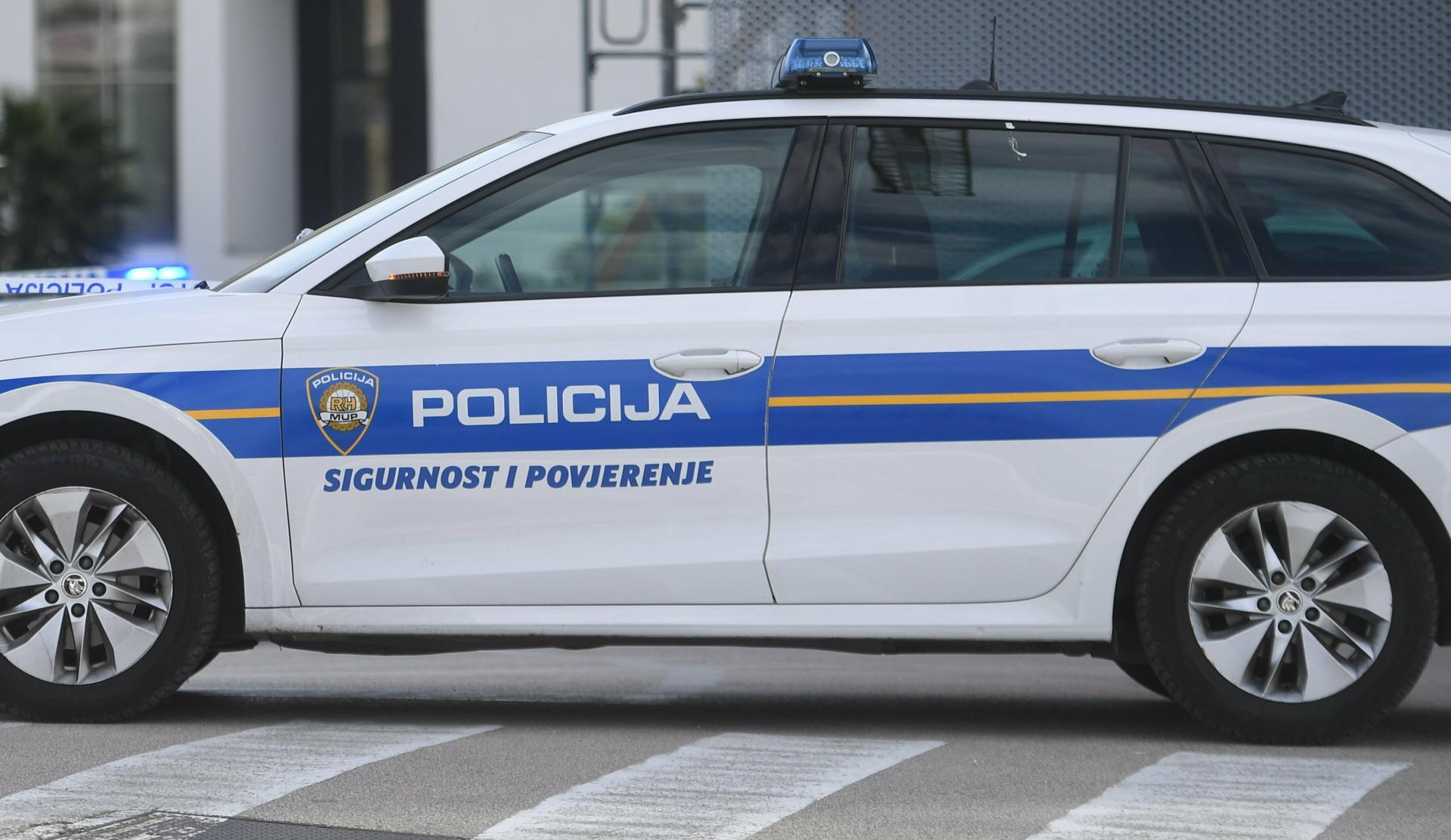 Sramotne scene iz centra Zagreba: mladići u crnim majicama iscrtali kukasti križ, policija istražuje slučaj
