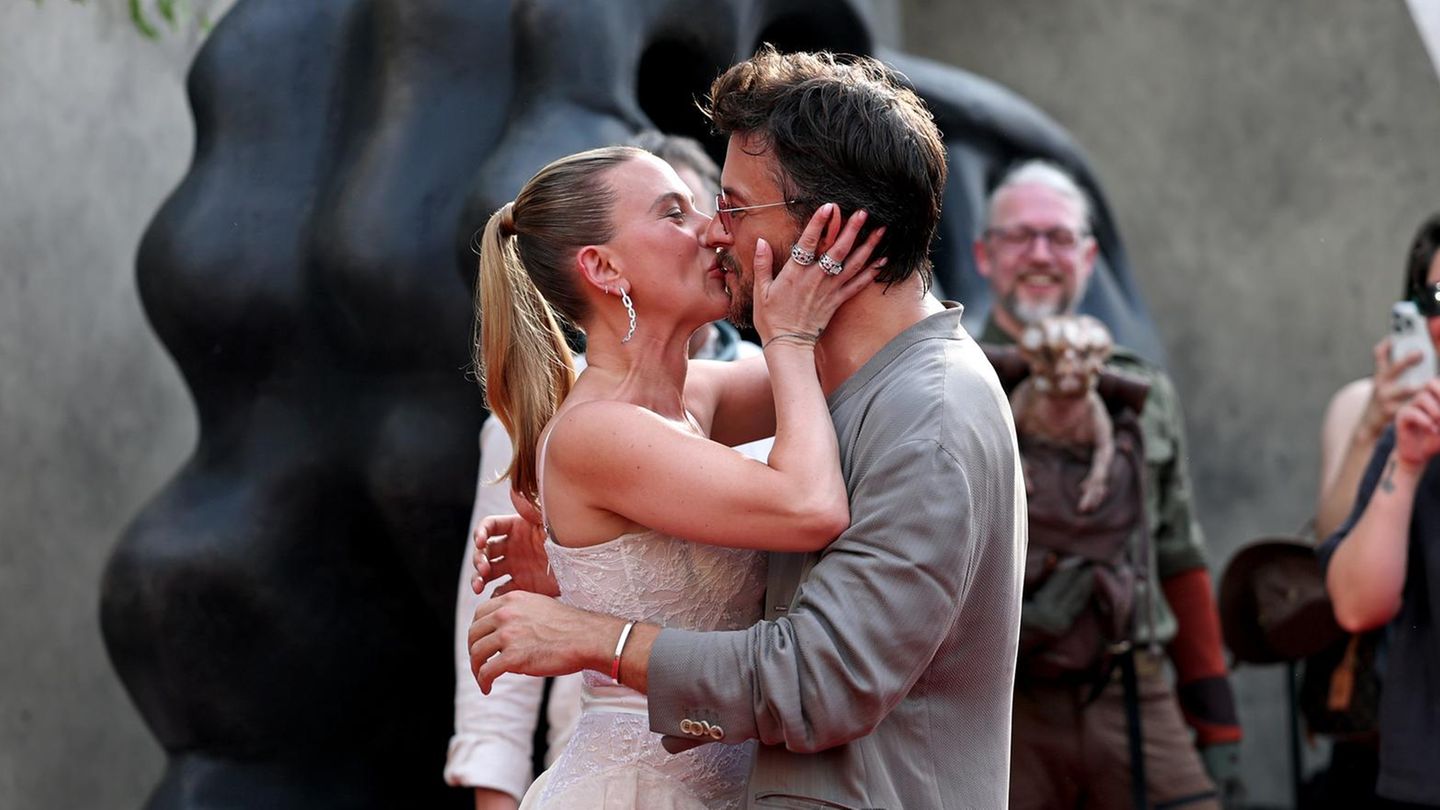 Scarlett Johansson + Jonathan Bailey: Što misli suprug Colin Jost o svojim poljupcima?