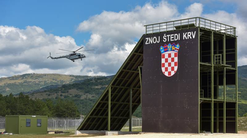 Civili pokušali autom probiti blokadu na vojarni u Udbini: Vojnik  skočio da izbjegne udar!