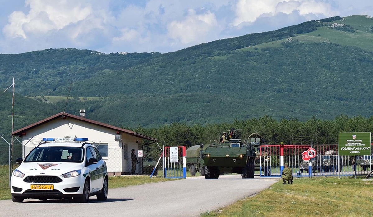Tri civila autom pokušala probiti blokadu na ulazu vojarne u Udbini, vojnik se spasio