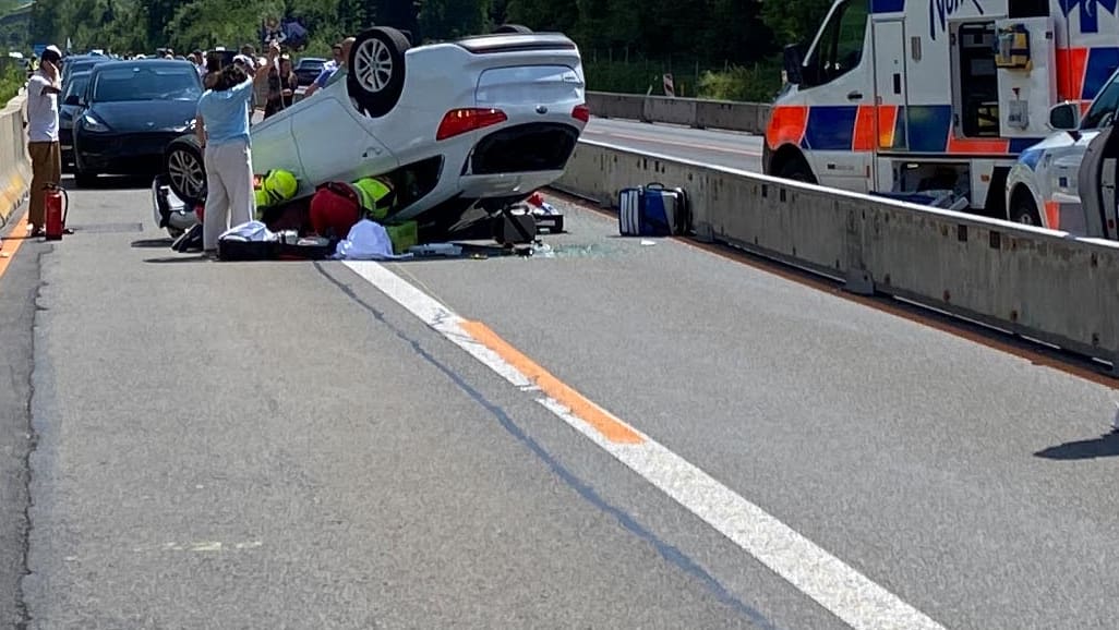 Dvije osobe u slučaju nesreće u Risch-Rotkreuz ZG značajno ozlijeđene: automobilski se sudari protiv betonskog dijela i završava na krovu